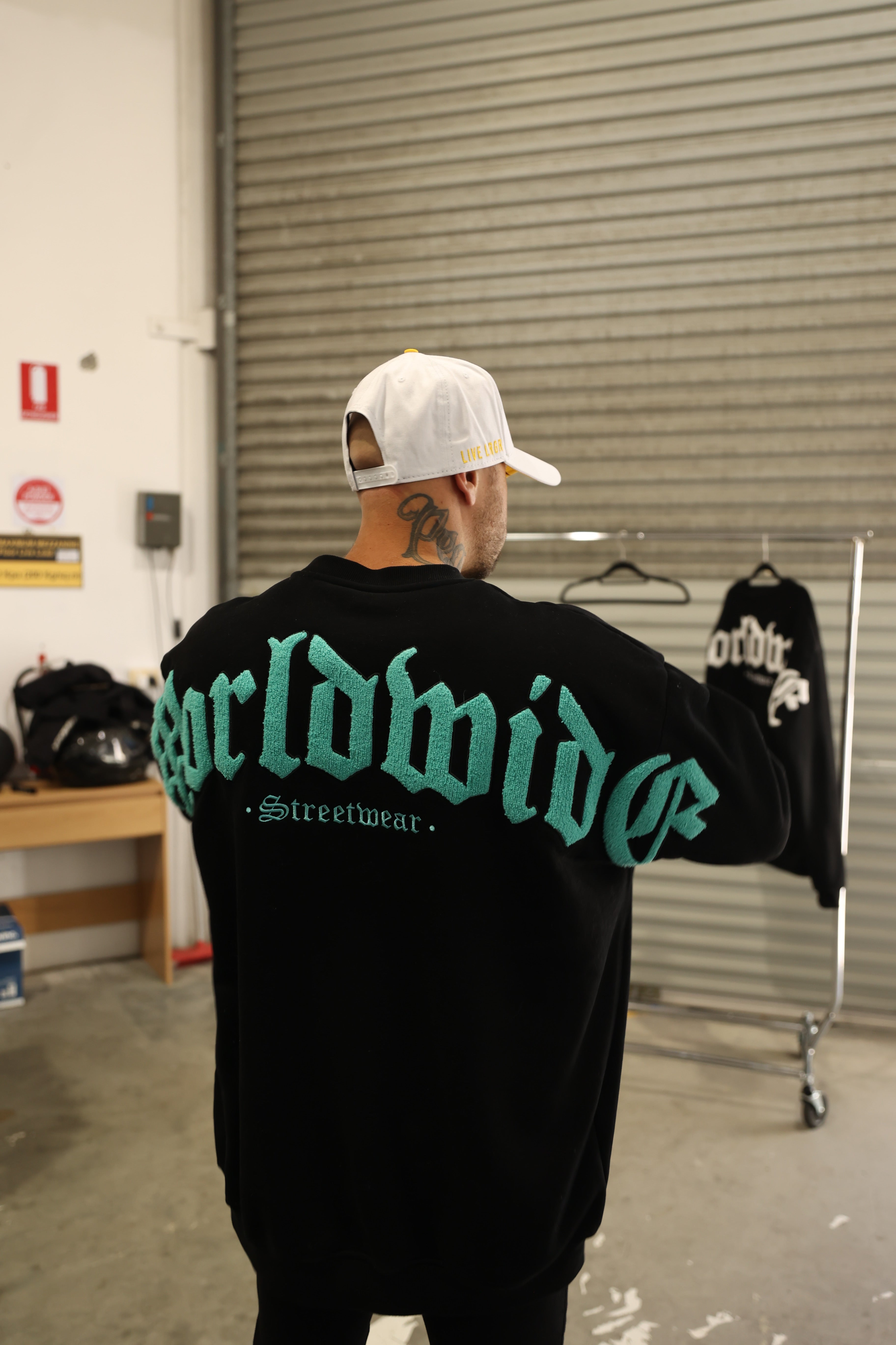 WORLDWIDE - BLACK ON TEAL